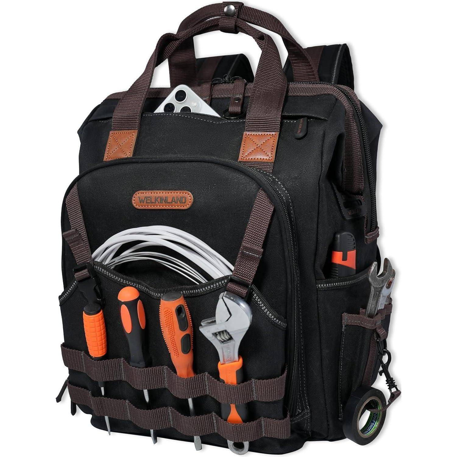 Ein schwarzer und brauner Werkzeug-Rucksack mit mehreren Taschen enthält Schraubendreher, Schraubenschlüssel und ein Maßband und betont Mobilität und Organisation.