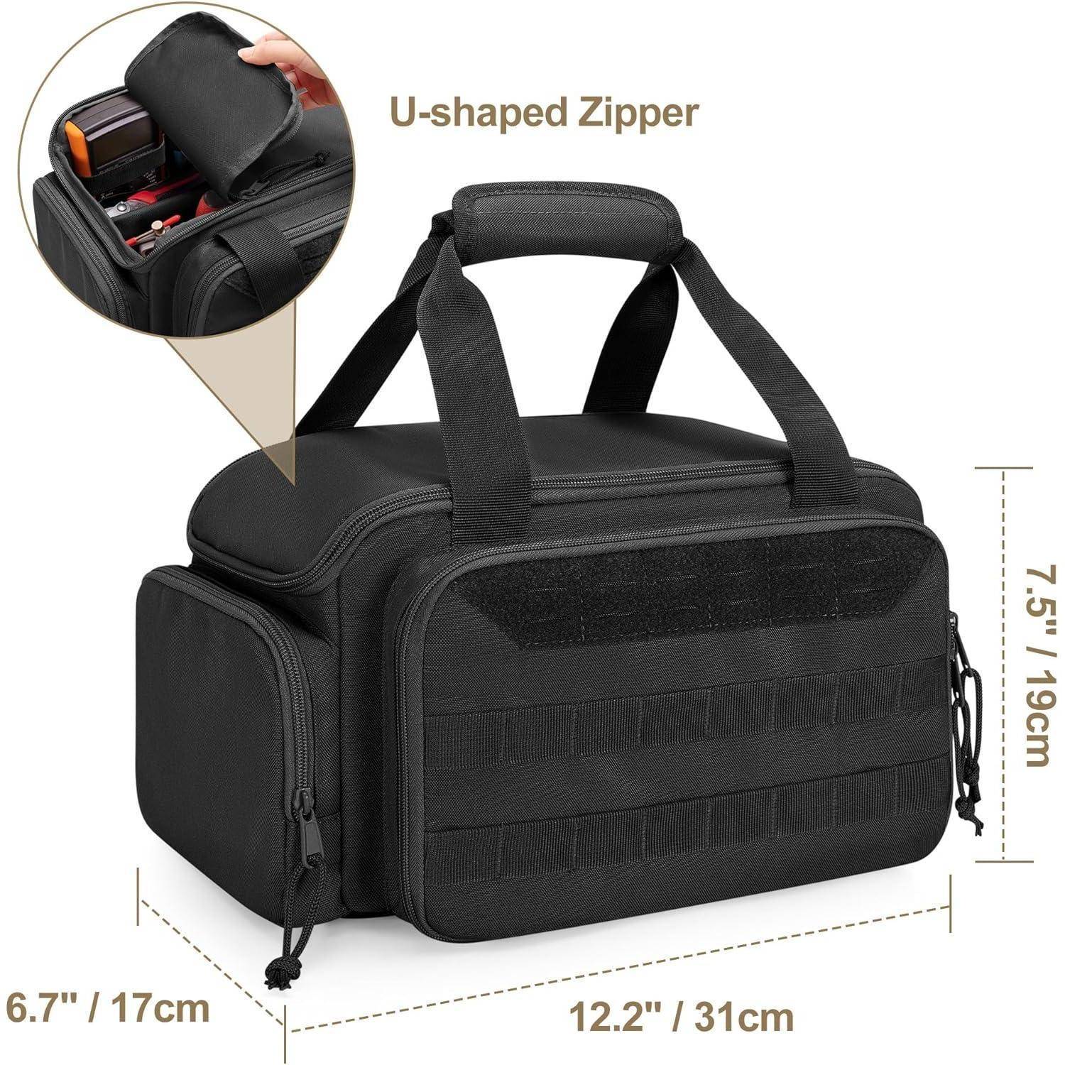 Eine schwarze Kameratasche mit mehreren Fächern und einem U-förmigen Reißverschluss, mit Abmessungen von 31 Zentimetern x 19 Zentimetern x 17 Zentimetern.