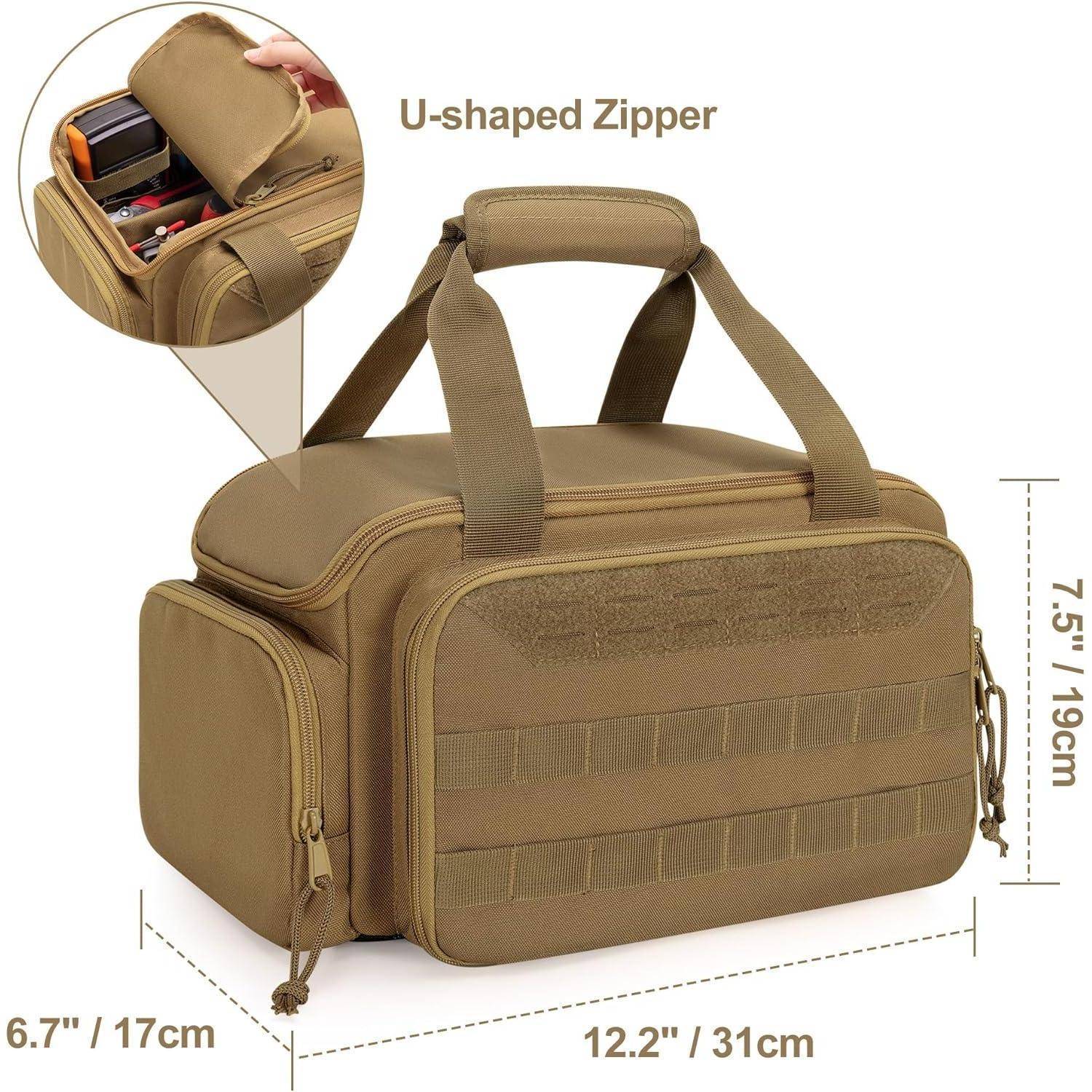 Eine Reisetasche in Khaki mit U-förmigem Reißverschluss wird gezeigt, mit Abmessungen: 12,2