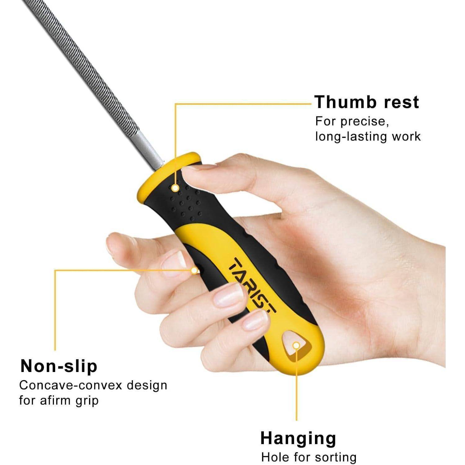 Eine Hand hält ein Werkzeug mit einem schwarz-gelben Griff. Beschriftungen zeigen Merkmale: ‚Daumenauflage' für Präzision, ‚rutschfester' Griff und ‚Aufhängeloch'.