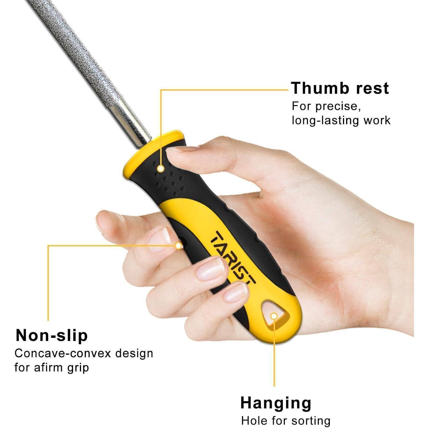 Hand, die ein Werkzeug mit gelb-schwarzem Griff hält. Merkmale umfassen 'Daumenauflage' für Präzision, 'rutschfesten' Griff und 'Aufhängeloch'.