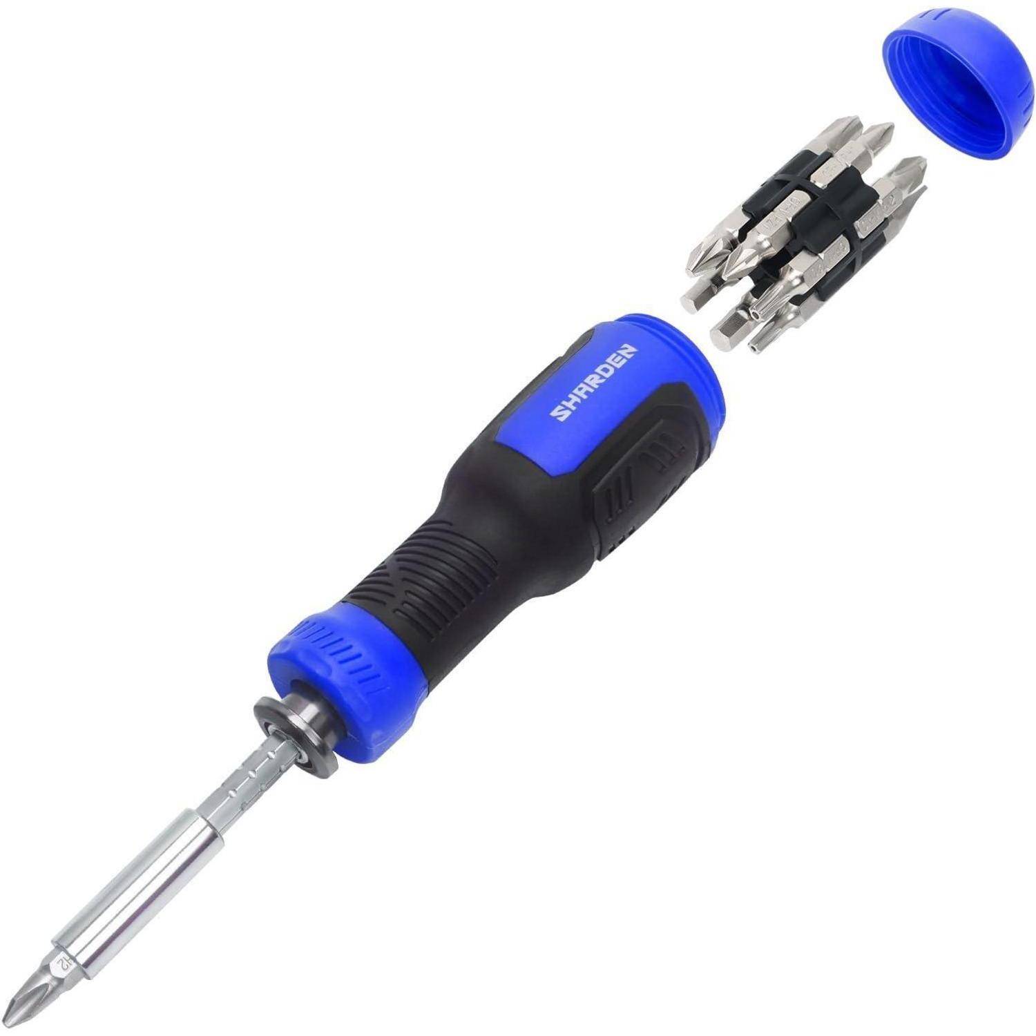 Ein Schraubendreher mit einem austauschbaren Bitset, das verschiedene Bittypen umfasst und im Griff aufbewahrt wird.