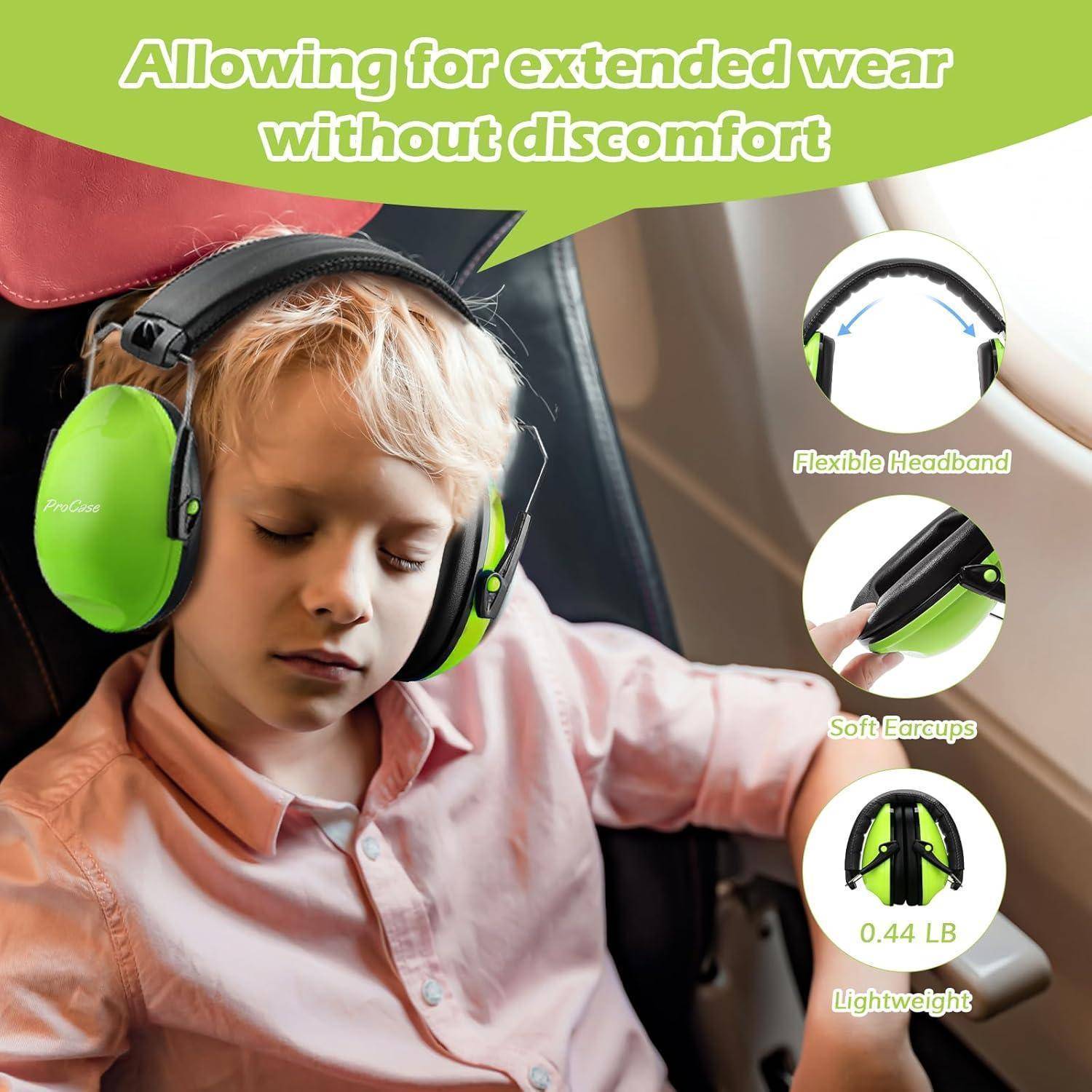 Ein Kind schläft in einem Flugzeug und trägt grüne Noise-Cancelling-Kopfhörer. Der Text hebt folgende Merkmale hervor: ‚Flexibles Kopfband', ‚Weiche Ohrmuscheln', ‚0,44 LB Leichtgewicht'.