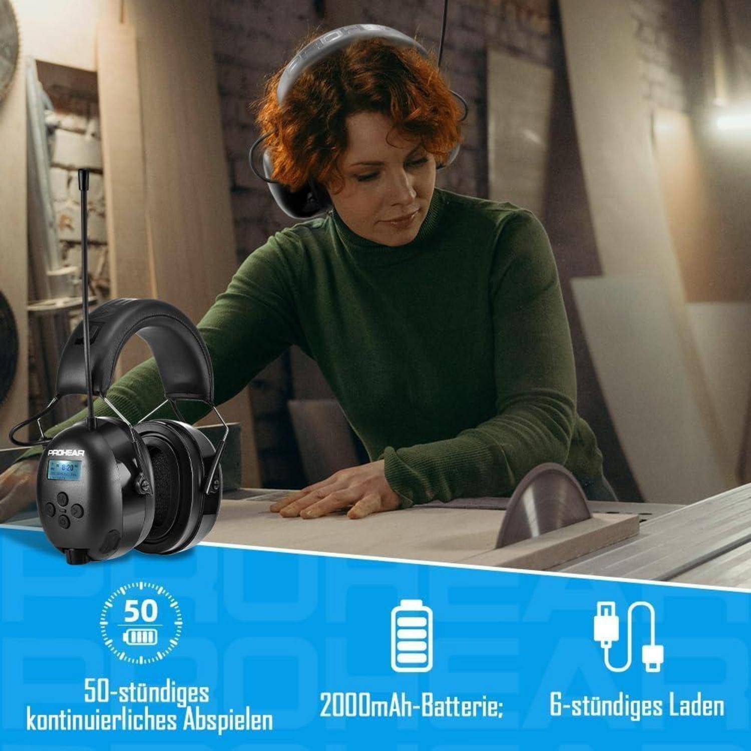 Eine Person mit Kopfhörern arbeitet konzentriert an einem Holzhandwerk. Das Bild hebt die Merkmale der Kopfhörer hervor: ‚50 Stunden Wiedergabezeit', ‚2000 mAh Akku', ‚6 Stunden Ladezeit'.