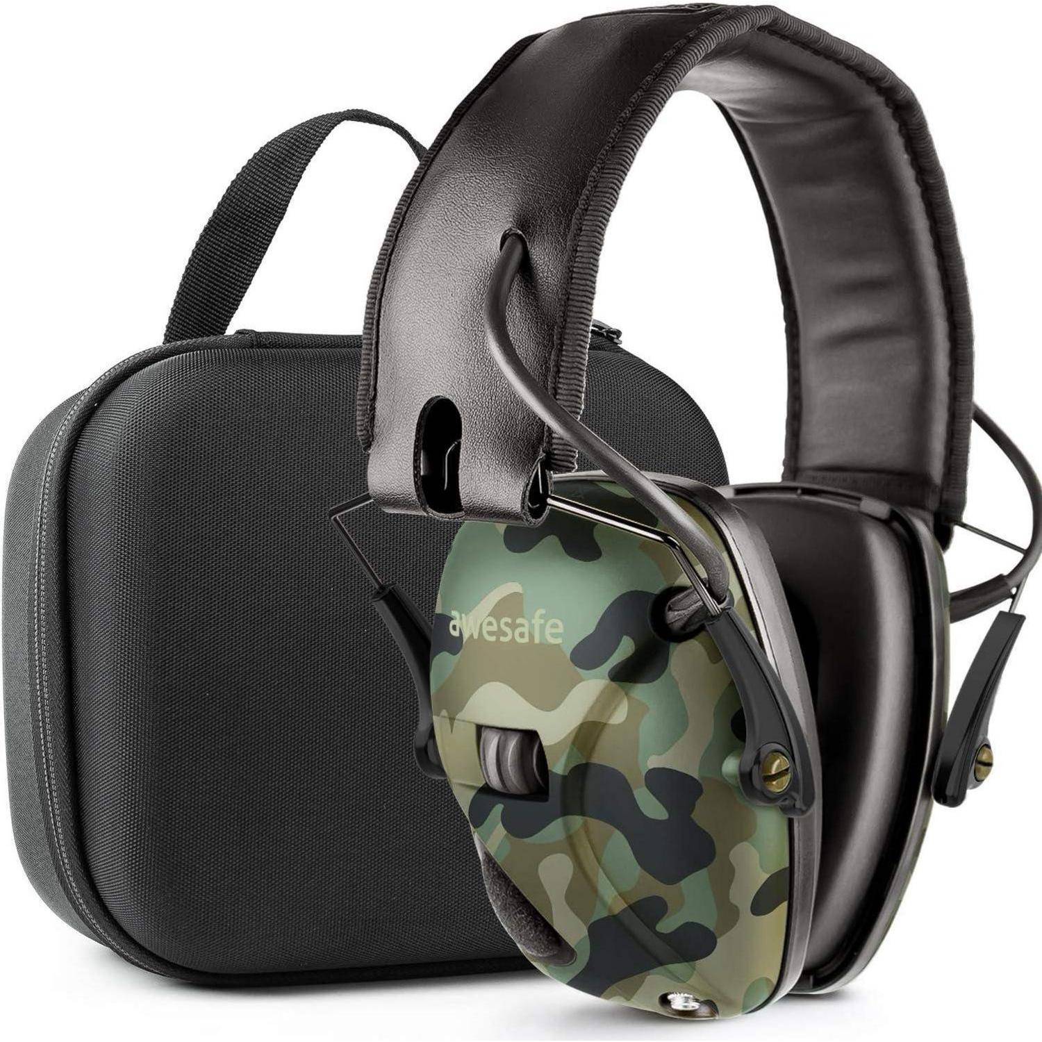 Tarngemusterte Gehörschützer mit gepolstertem Kopfband, zusammen mit einer schwarzen Tragetasche gezeigt. Entwickelt zur Geräuschreduzierung in Schießumgebungen.