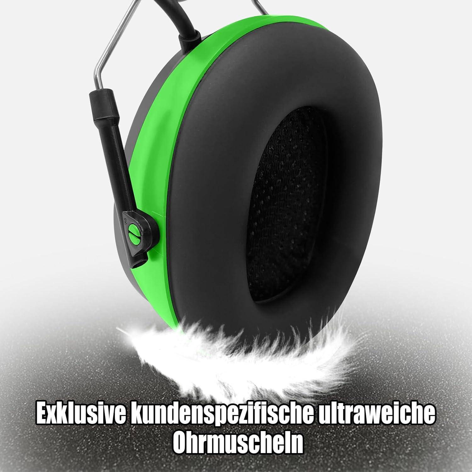Ein grüner und schwarzer Kopfhörer mit gepolsterten Ohrmuscheln. Text auf Deutsch lautet: 'Exklusive kundenspezifische ultraweiche Ohrmuscheln'.