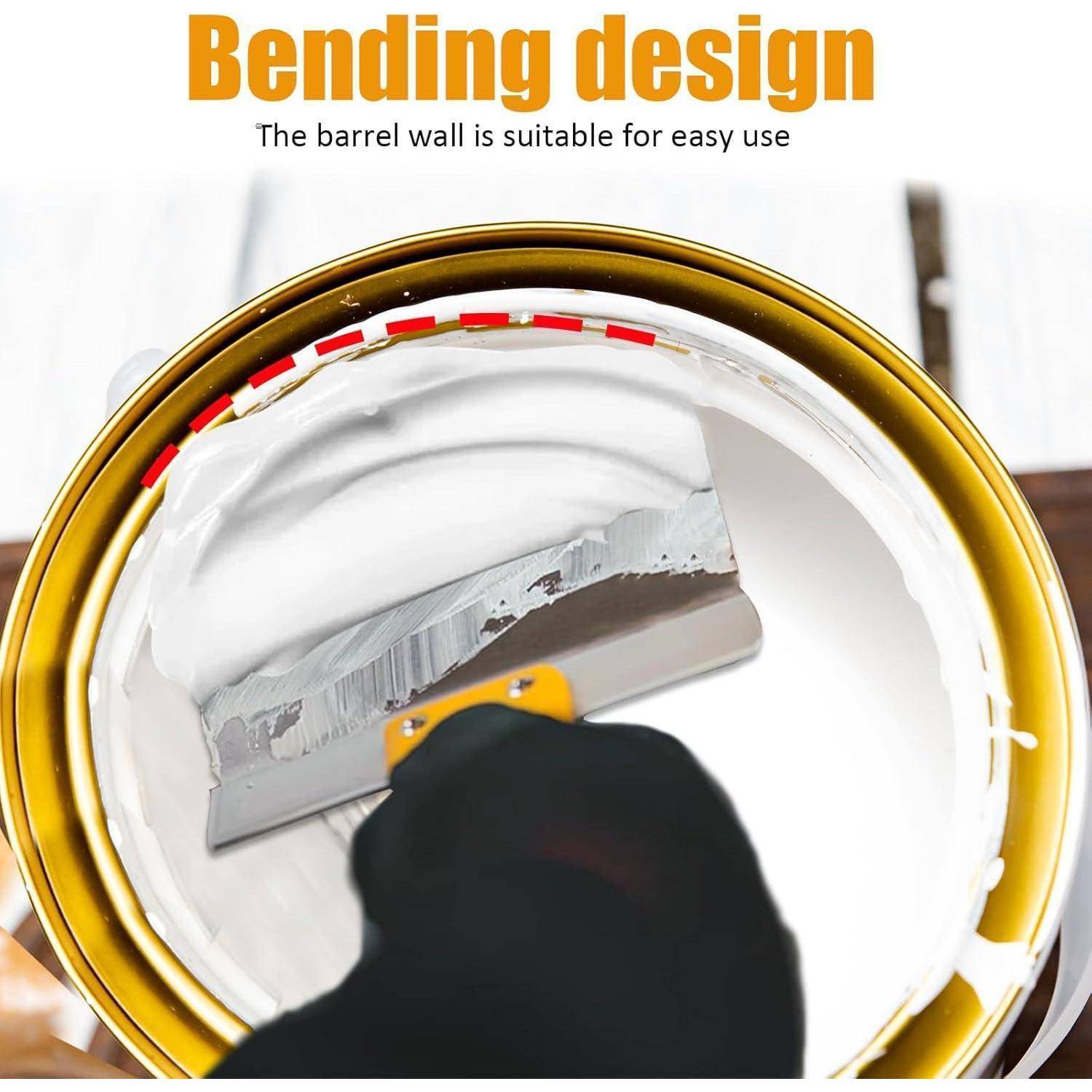 Eine Hand, die einen Schaber verwendet, um das flexible Biegedesign eines weißen Farbdosendeckels zu demonstrieren und dabei die Benutzerfreundlichkeit zu betonen.