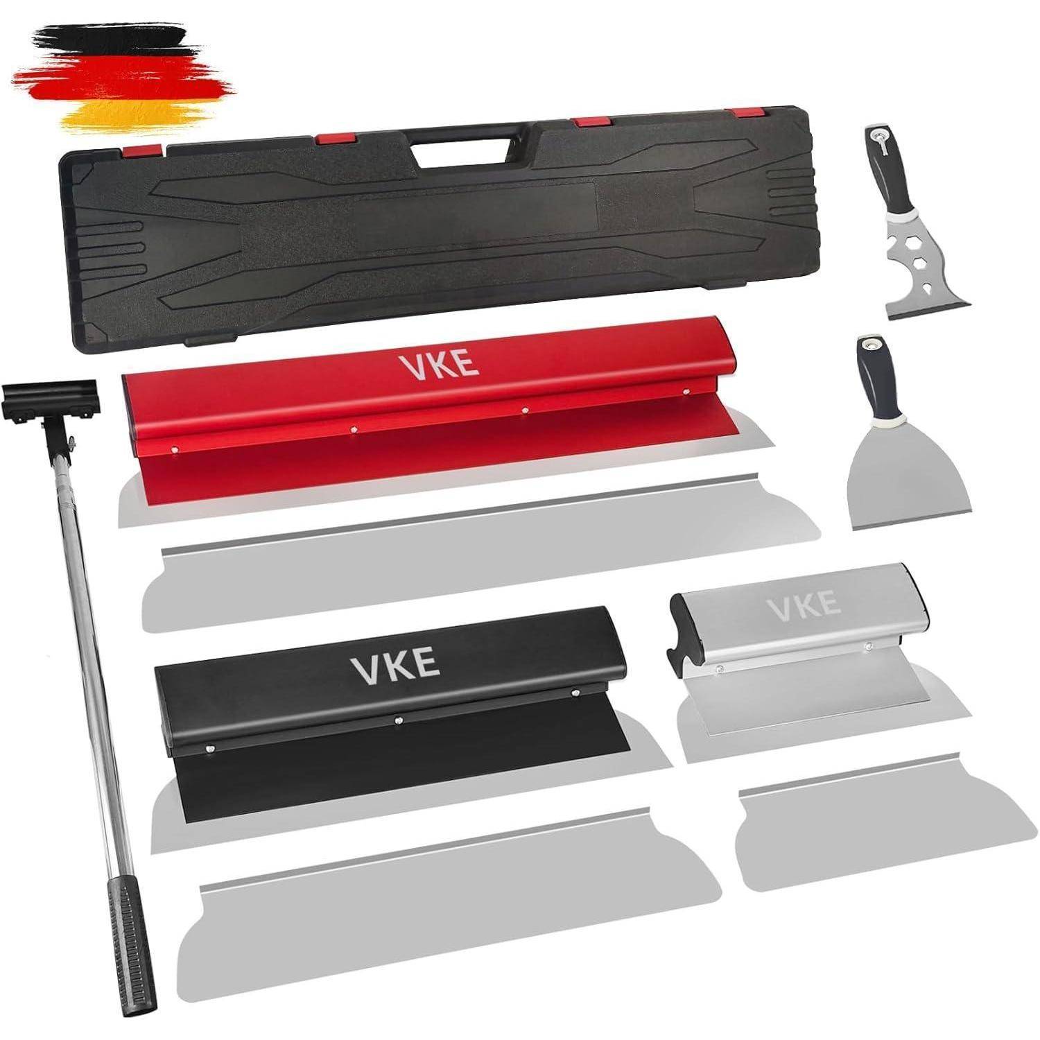 Ein Satz Gipskarton-Glättwerkzeuge, einschließlich Spachteln, einem langen Griff und einer Transporttasche, gekennzeichnet mit 'VKE'.