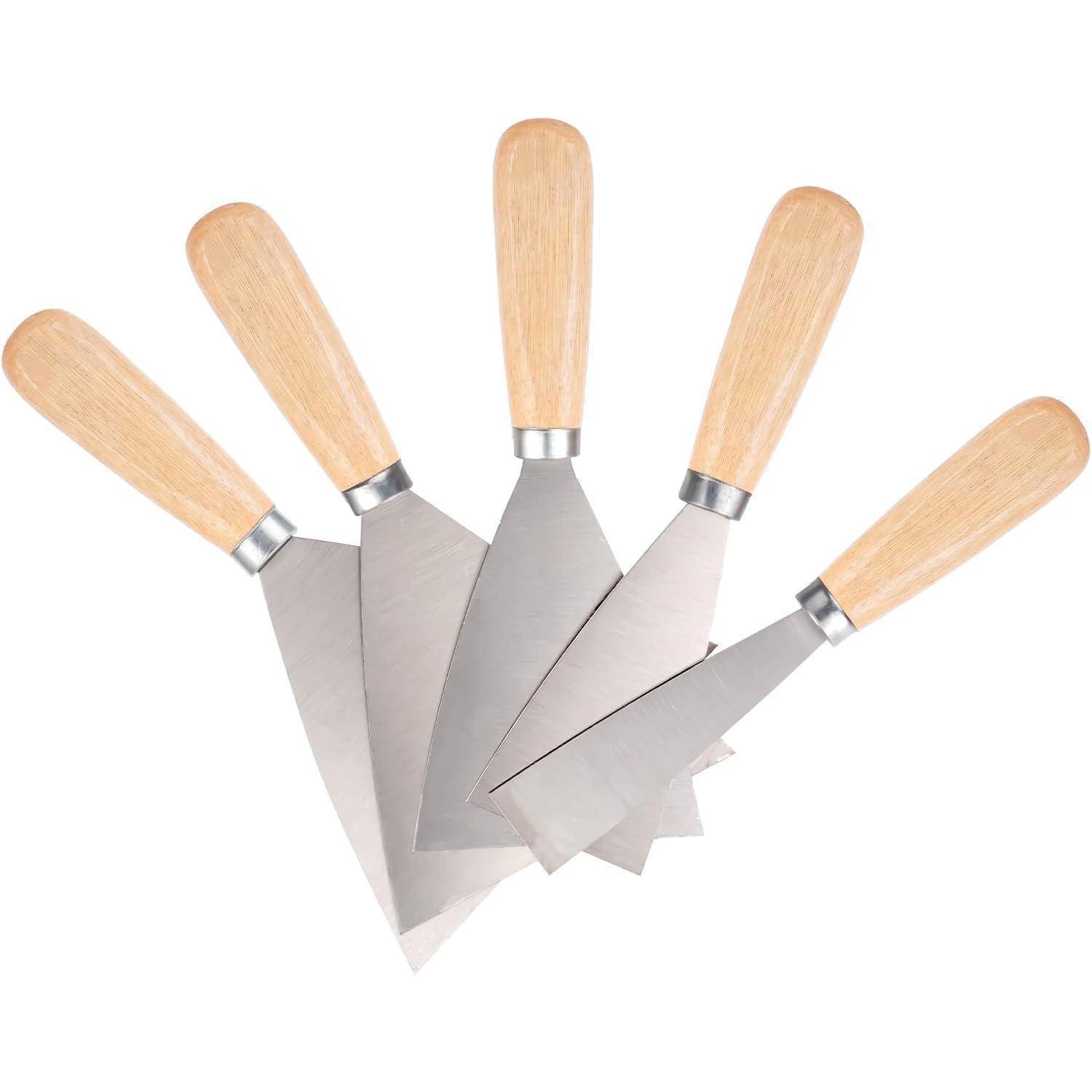 Fünf Metallmalerspachtel mit Holzgriffen werden in einer Flat-Lay-Anordnung aufgefächert.