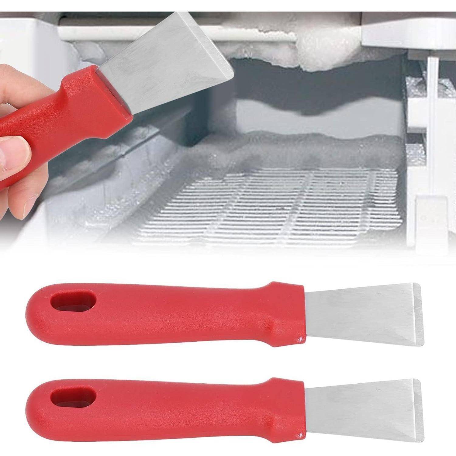 Eine Hand, die einen roten Plastikschaber mit einer Metallklinge neben einem Gefrierschrank mit Reifansammlung hält, wobei die Vor- und Nach-Situation des Abtauens gezeigt wird.