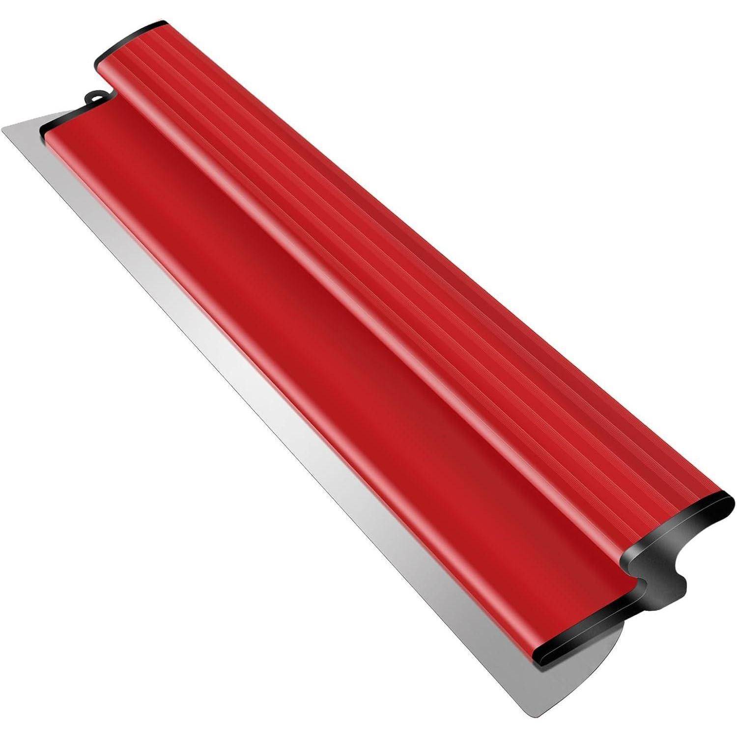 Ein rot-schwarzes Werkzeug mit geripptem Griff, das einer Putzglättkelle oder einem Abzieher ähnelt und zum Glätten von Oberflächen im Baugewerbe verwendet wird.