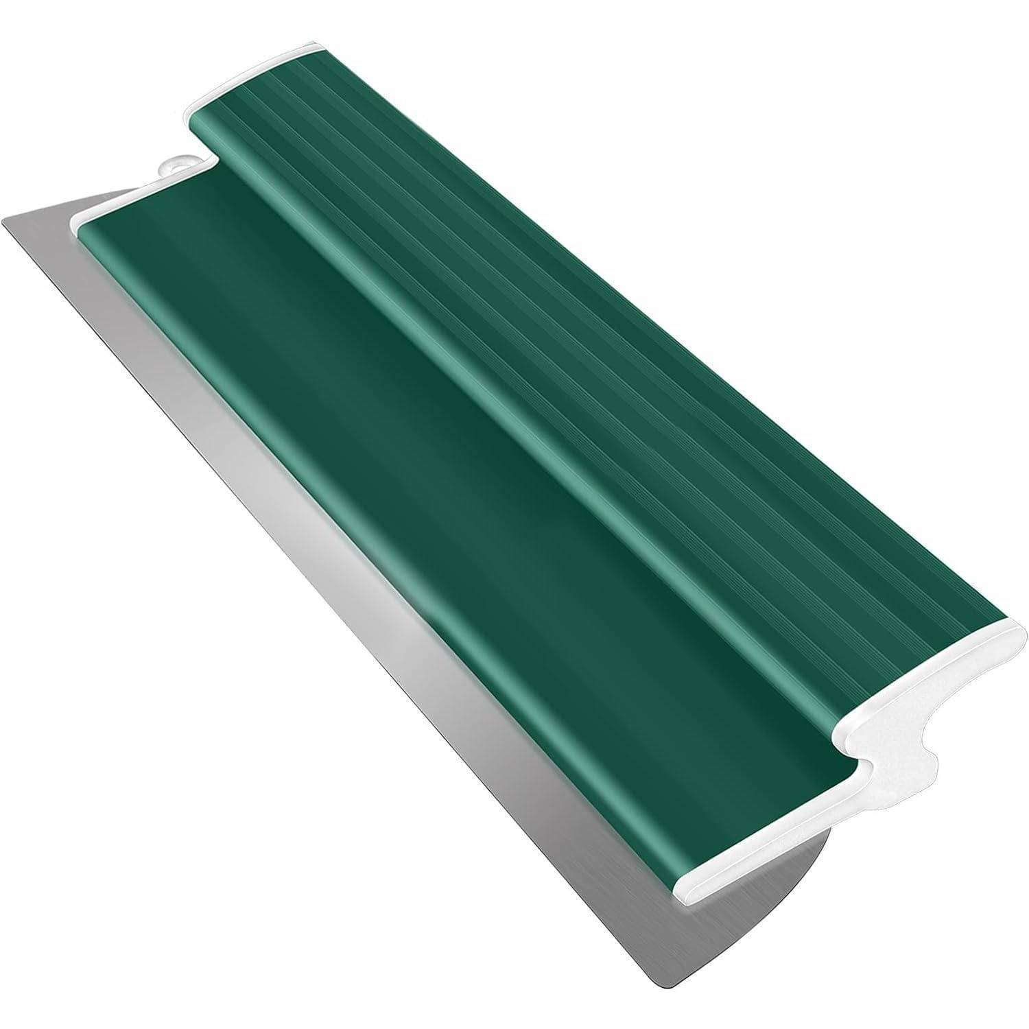 Spatel mit grünem Griff und flacher Klinge aus Edelstahl, verwendet zum Glätten von Oberflächen oder zum Verteilen von Materialien.