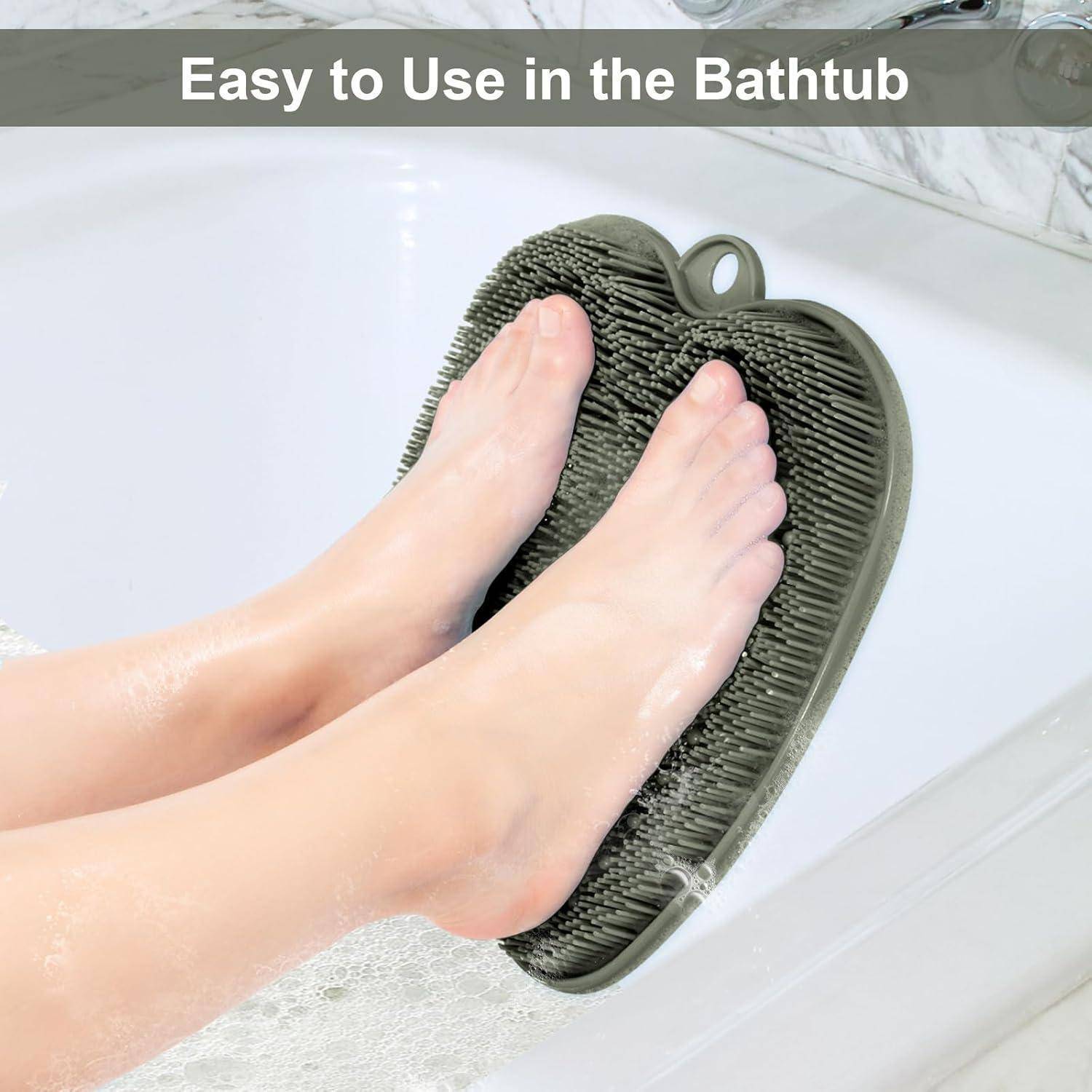 Füße werden auf einer strukturierten Matte in einer Badewanne platziert, während Wasser darüber fließt. Text oben liest sich: „Einfach zu bedienen in der Badewanne