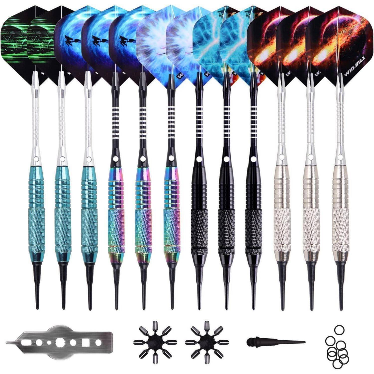 Zwölf Pfeile mit bunten Flights in einer Reihe angeordnet, mit verschiedenen Designs und Farben. Inklusive Zubehör wie Schaftringe und einem Werkzeug.