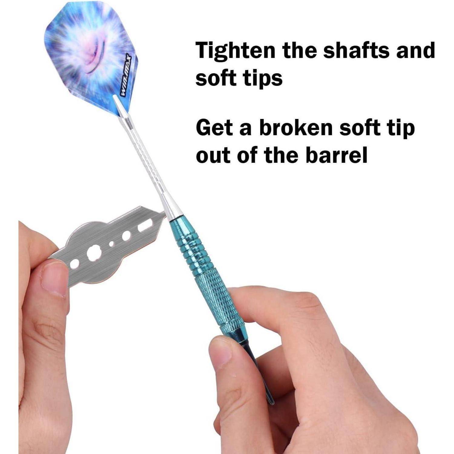 Hand hält einen Dart-Schaft und ein Reparaturwerkzeug. Text: 'Befestigen Sie die Schäfte und weichen Spitzen. Entfernen Sie eine gebrochene weiche Spitze aus dem Barrel.