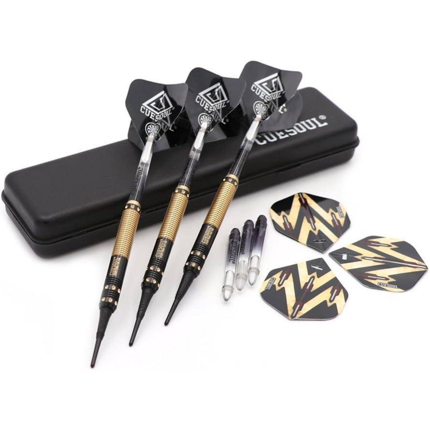 Satz von drei Dartpfeilen mit schwarzen und goldenen Flügeln, auf einem schwarzen Etui ausgelegt. Zusätzliche Flügel und Schäfte sind neben dem Etui platziert.