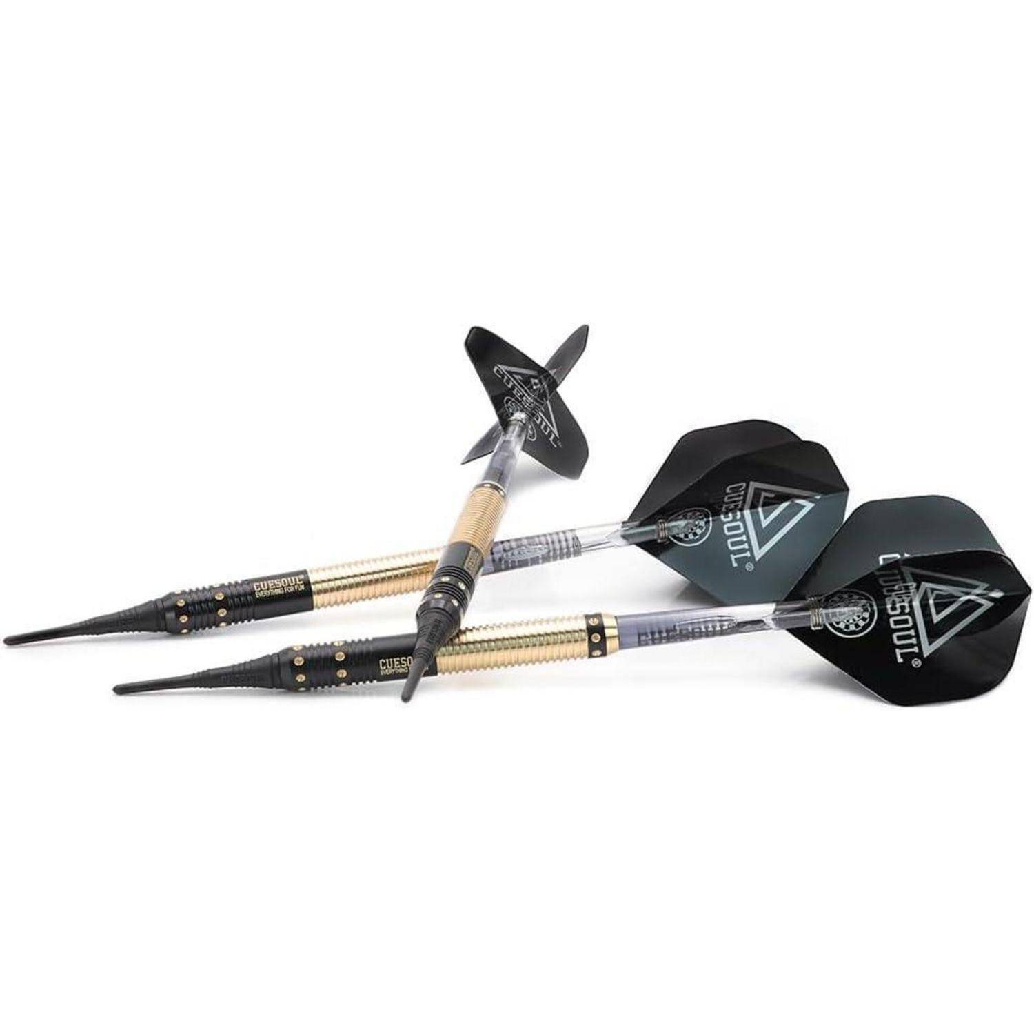 Drei Dartpfeile mit schwarzen Flights und goldenen Läufen, mit einem Logo versehen, auf einer weißen Oberfläche platziert, wahrscheinlich für ein Dartspiel.