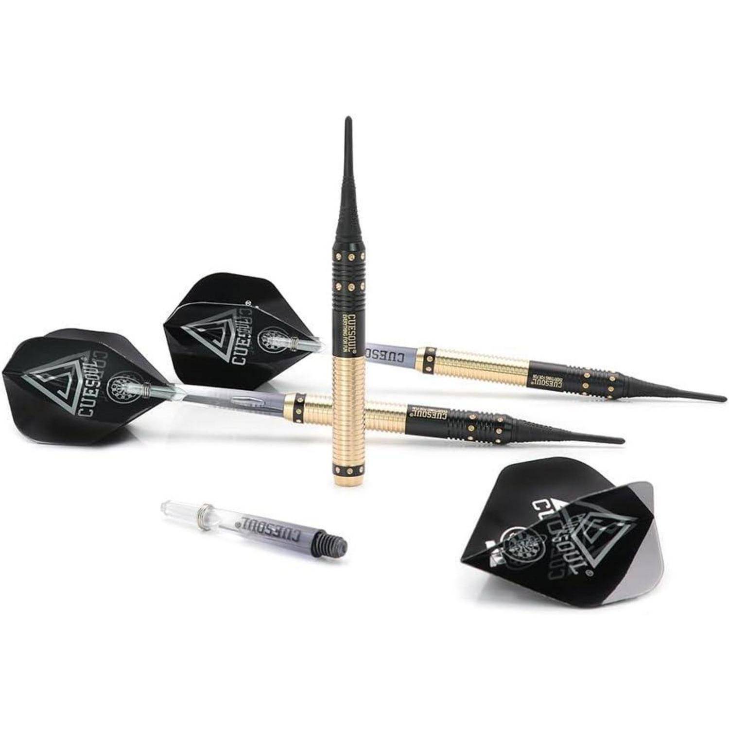 Ein Set aus drei eleganten Dartpfeilen mit gold- und schwarzen Details, versehen mit der 'CUESOUL' Markierung. Die Dartpfeile sind in einer schrägen, aufrechten Position angeordnet.