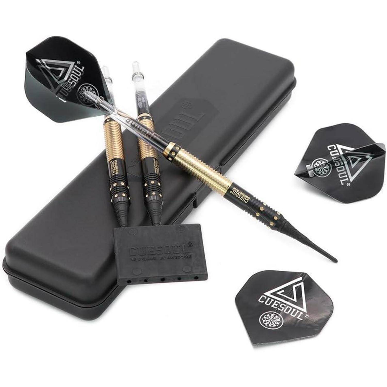 Dartset mit drei Pfeilen in Präzisionsqualität und drei zusätzlichen Flights, ruhend auf einem geschlossenen Etui.