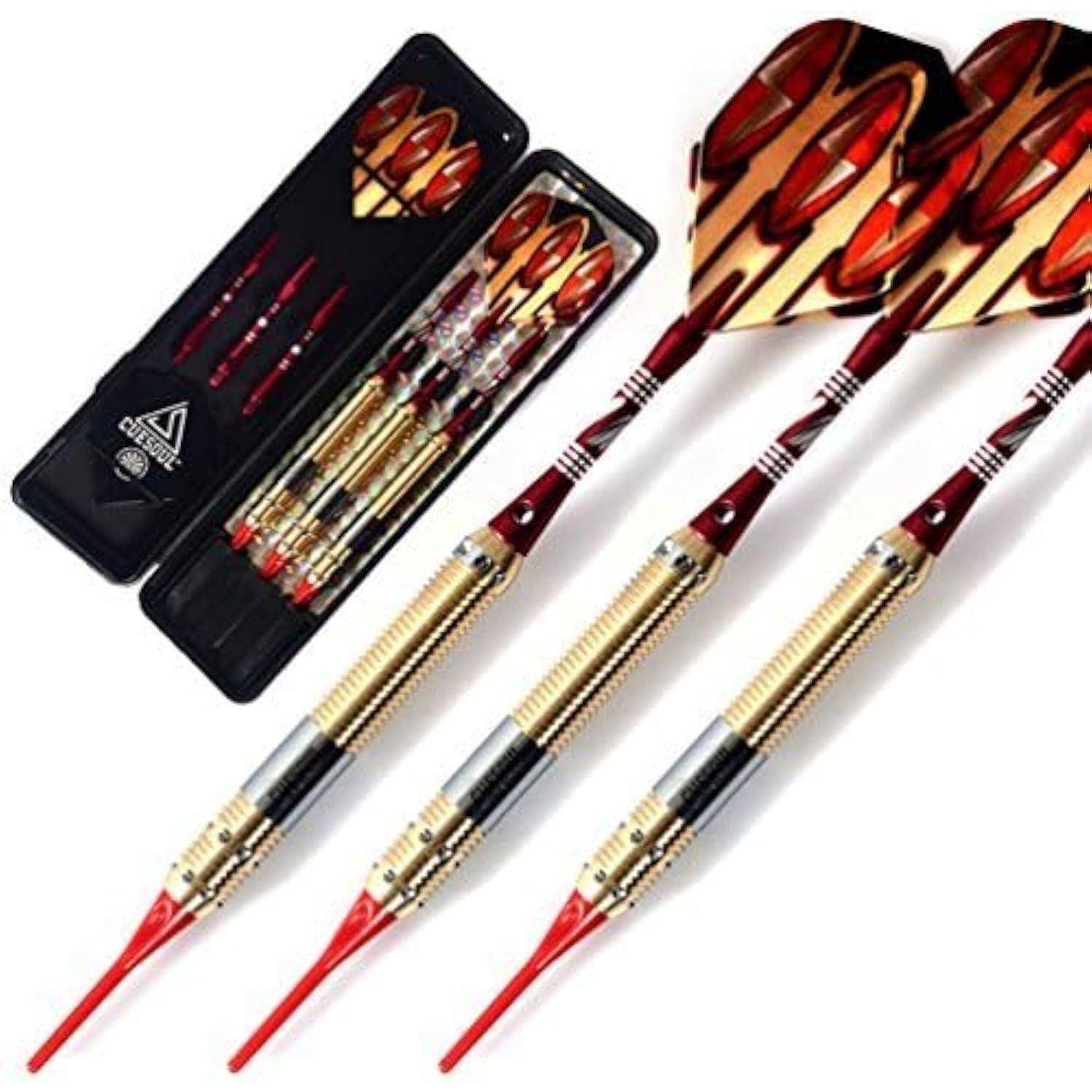 Set von drei metallischen Dartpfeilen mit roten und goldenen Schäften, flammengemusterten Flügeln und einer Tragetasche mit zusätzlichem Zubehör.