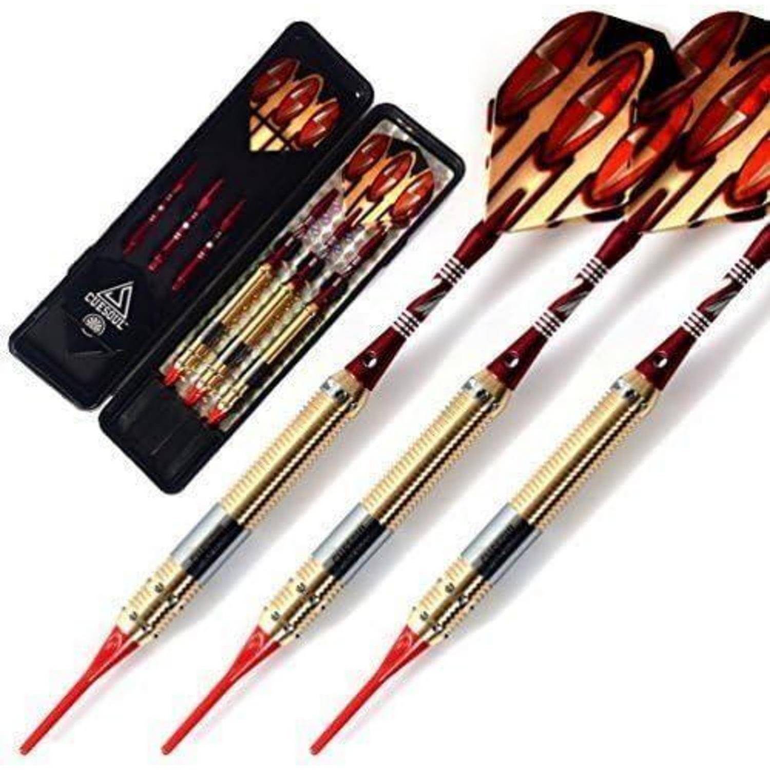 Ein Set aus drei metallischen Dartpfeilen mit roten Flügeln, begleitet von einer schwarzen Hülle mit Ersatzflügeln und Schafts.