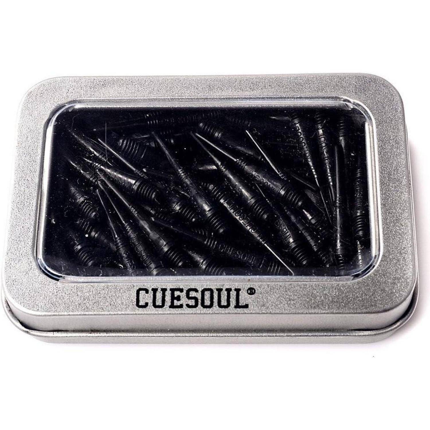 Eine Metalldose mit einem durchsichtigen Deckel, auf dem mehrere schwarze Dartspitzen zu sehen sind. Der Markenname 'CUESOUL' ist auf der Vorderseite der Dose gedruckt.