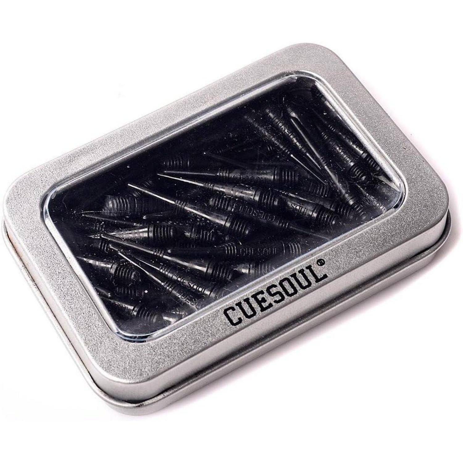 Eine silberne Dose mit der Beschriftung Cuesoul enthält schwarze Dartspitzen, die durch einen durchsichtigen Deckel sichtbar sind.