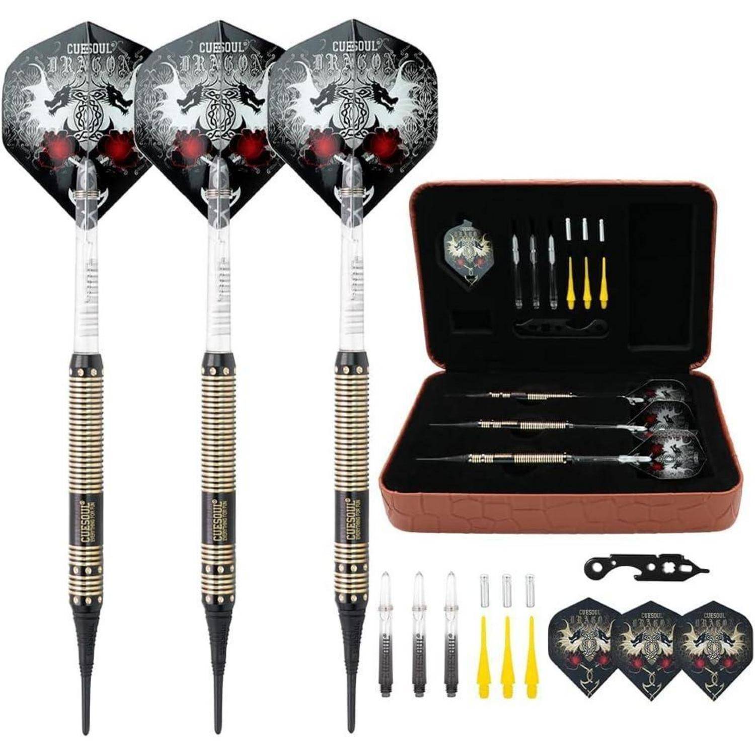Ein Dart-Set mit drei schwarzen und goldenen Pfeilen mit Drachendesigns. Enthält zusätzliche Flights, Schäfte und eine schwarze Tasche mit Zubehör.