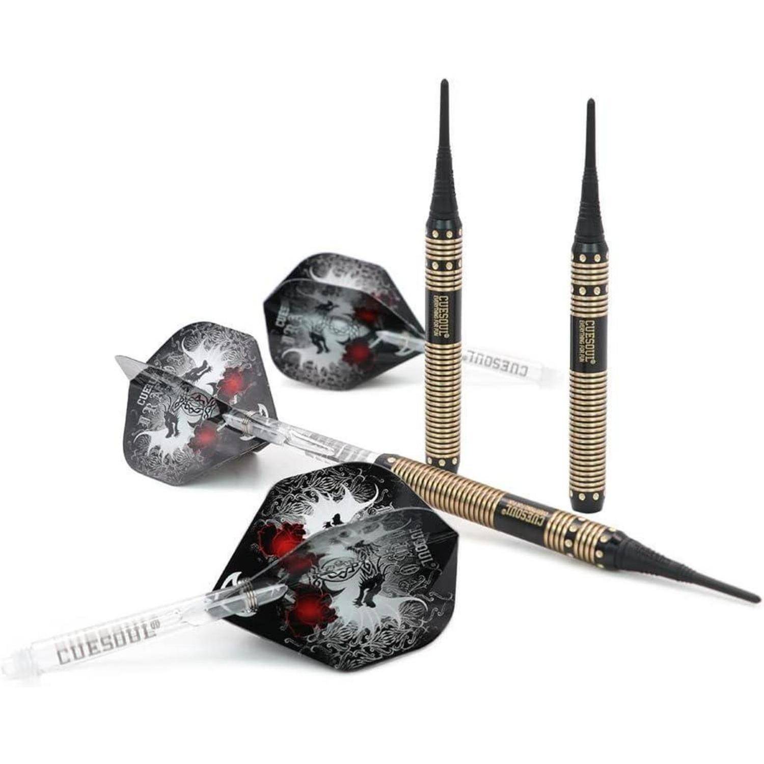Ein Satz Dartpfeile mit Metallläufen und dekorativen Flights in einem schwarz-roten Design, angeordnet vor einem weißen Hintergrund.