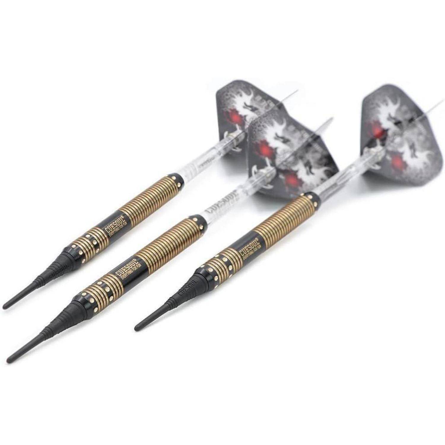 Drei Dartpfeile mit schwarzen und goldenen Läufen und dekorativen Flights mit einem Wolfsmotiv, die auf einer weißen Oberfläche platziert sind.