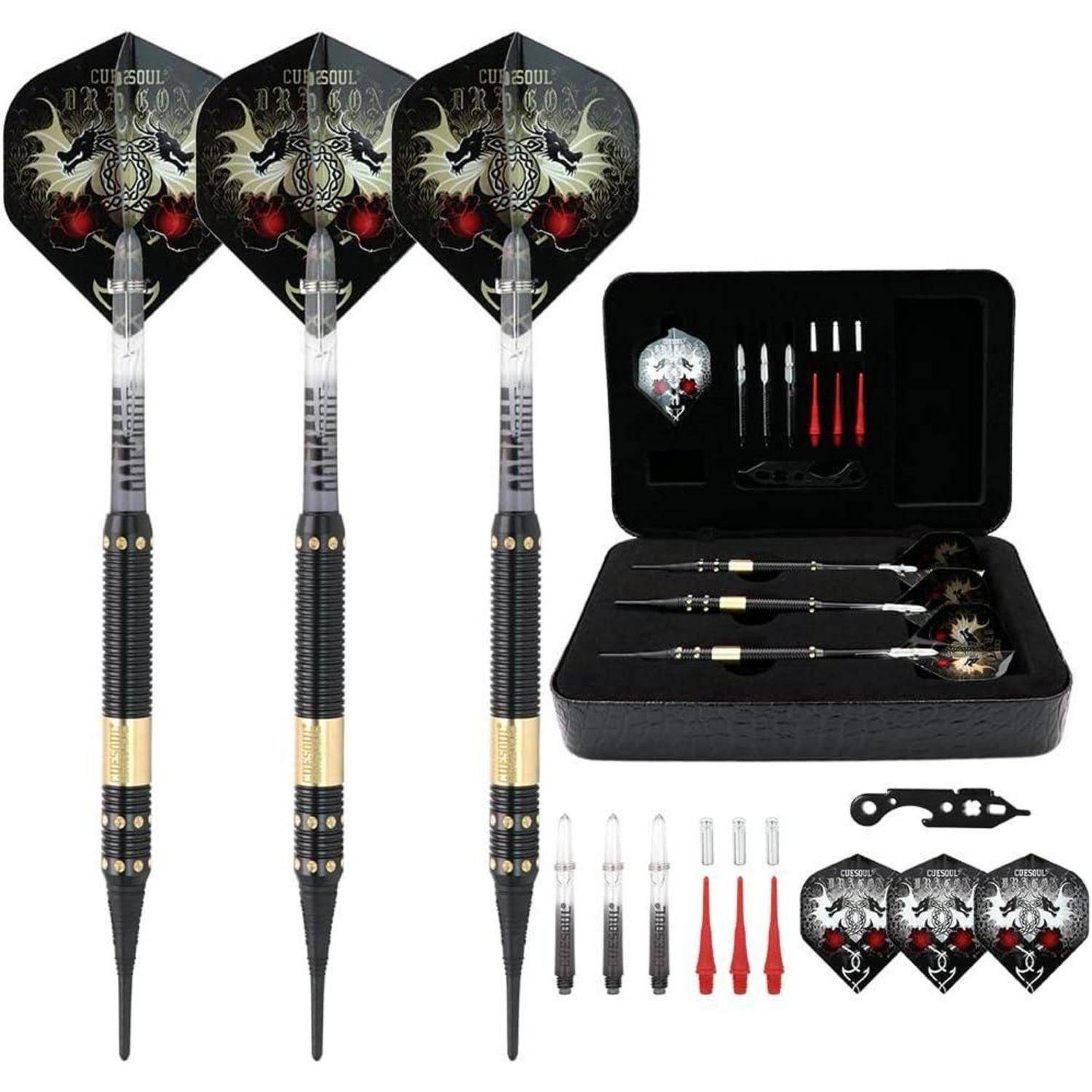 Drei schwarze und goldene gemusterte Dartpfeile mit detaillierten Drachendesigns, begleitet von einer Hülle mit zusätzlichen Flights, Schäften und Werkzeugen.