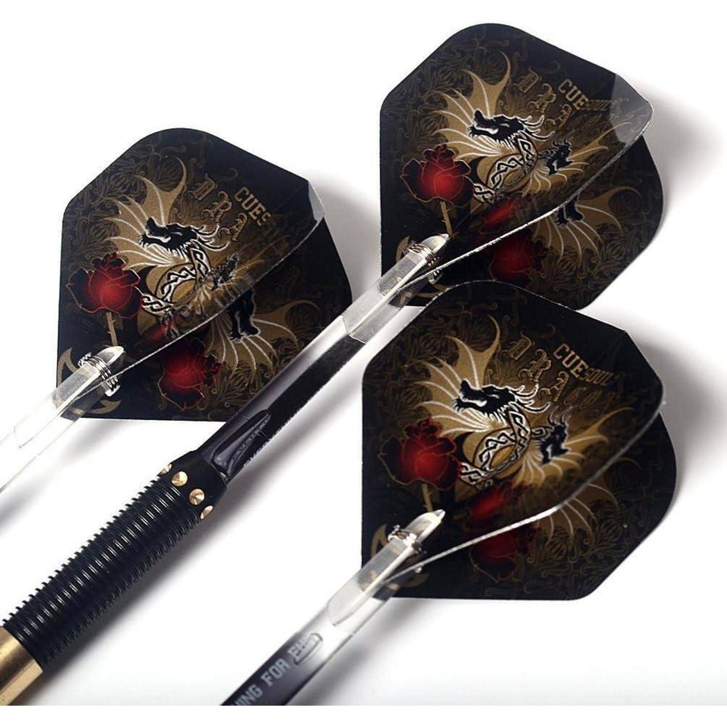 Drei Dartpfeile mit schwarzen Flights, die ein goldenes Drachendesign tragen, in einer überlappenden Anordnung auf weißem Hintergrund.