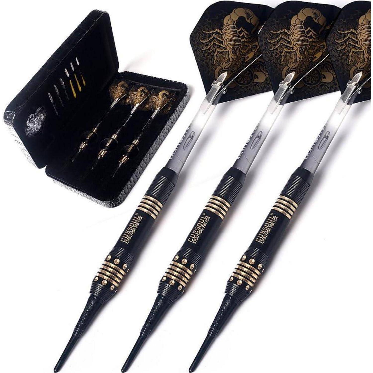 Drei professionelle Dartpfeile mit schwarzen und goldenen Flügeln, die ein Skorpion-Design tragen, neben einem schwarzen Etui, das zusätzliche Flügel und Spitzen enthält.