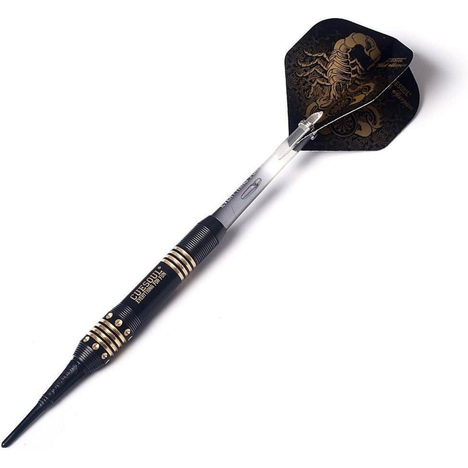 Ein Dartpfeil mit einem schwarz-goldenen Lauf, der eine Skorpion-Designgrafik auf seinen Flügeln trägt, ist vor einem weißen Hintergrund positioniert.
