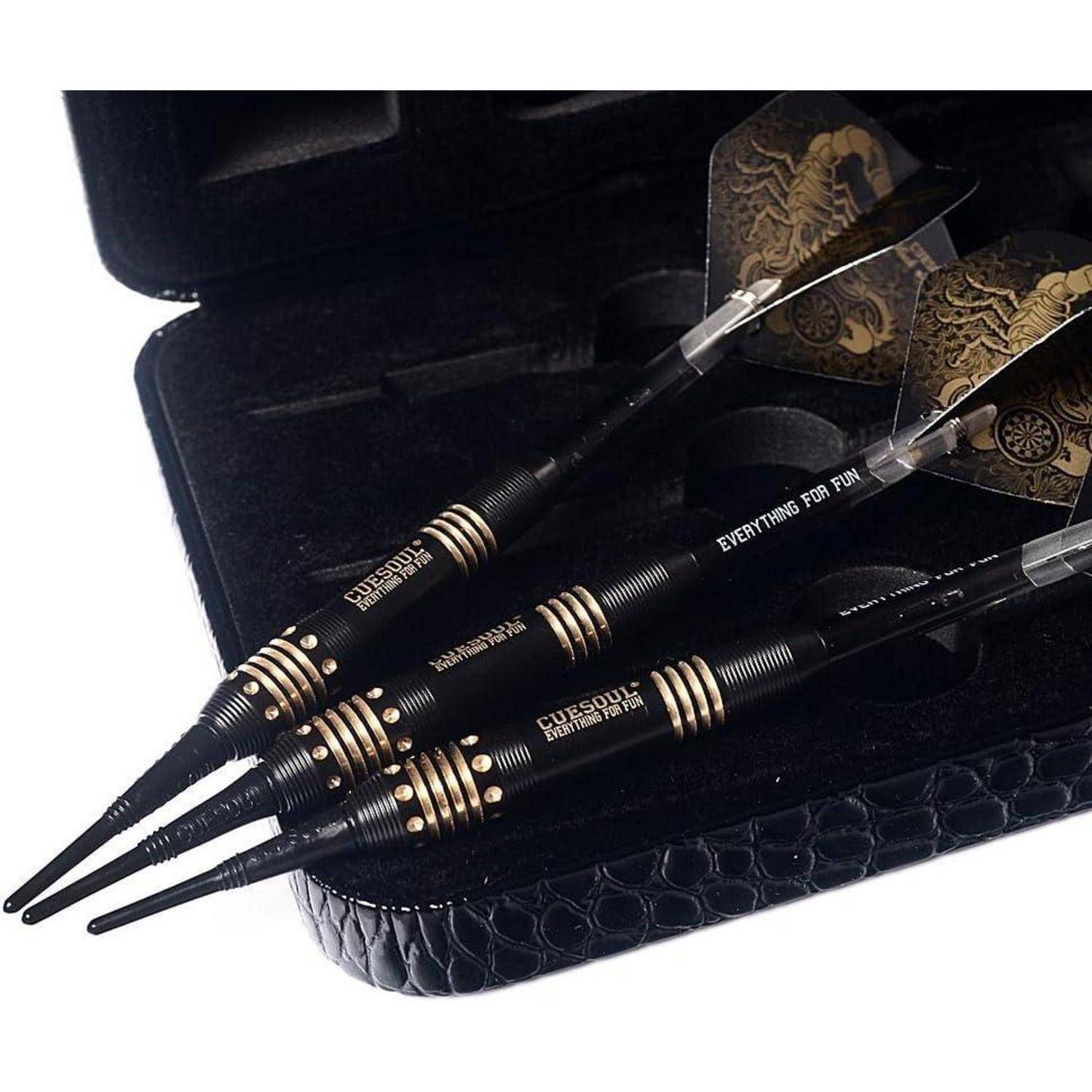 Ein Set aus drei professionellen Dartpfeilen mit schwarz-goldenen Designs, präsentiert in einem geöffneten schwarzen Lederetui mit Drachenmotiven.