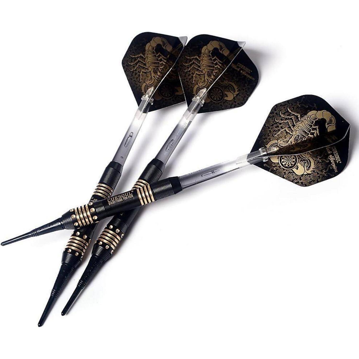Drei Dartpfeile mit kunstvollen schwarzen und goldenen Designs sind ausgelegt und zeigen detaillierte Artwork auf den Flights.