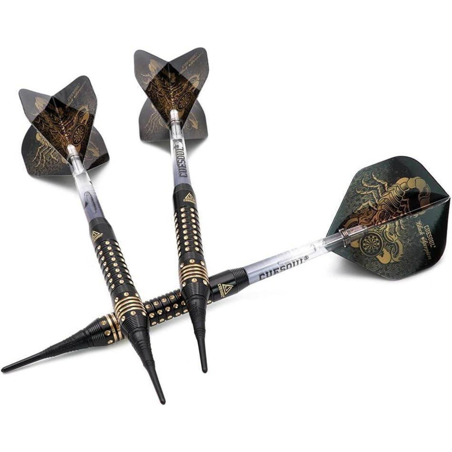 Drei schwarze und goldene Dartpfeile mit Skorpion-Motiven auf den Flügeln, auf weißem Hintergrund angeordnet, die ihr Design und ihre Details betonen.