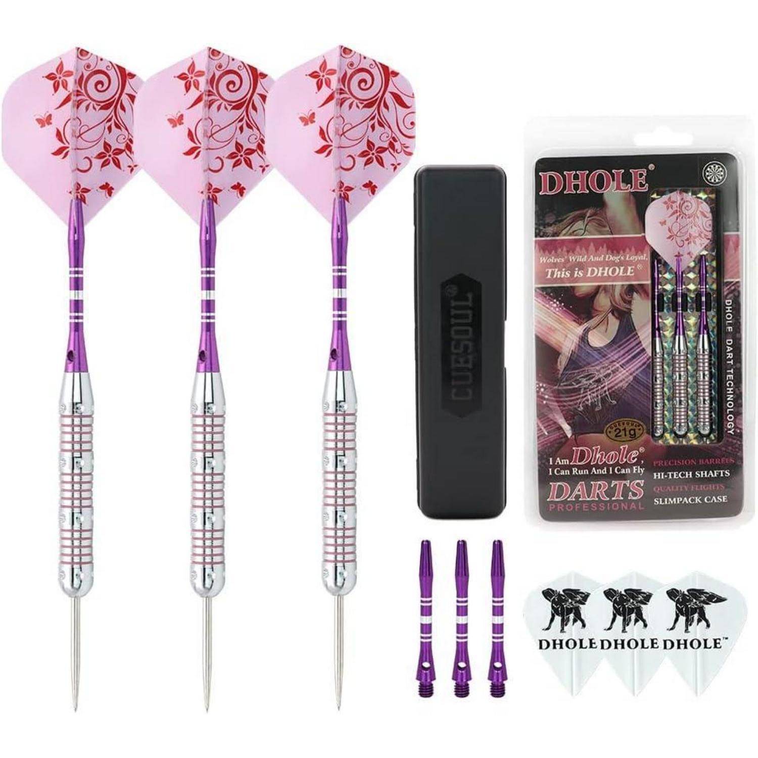 Drei rosa und lila Dartpfeile mit Blumenmustern, zusätzlichen Dartspitzen und einer Tragetasche, neben einer Verpackung mit der Aufschrift 