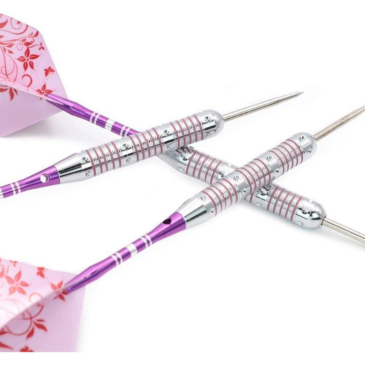 Drei metallische Dartpfeile mit lila Streifen und blumenmusterverzierten Schwänzen, in einem Kreuzschmuckmuster vor einem weißen Hintergrund angeordnet.