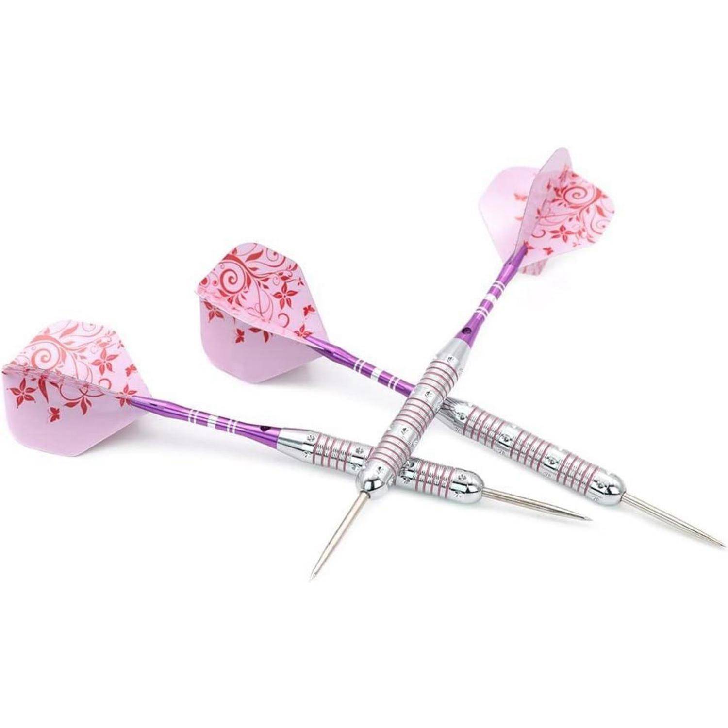 Drei metallische Pfeile mit rosa, blumenmusterartigen Flights sind in Fächerform angeordnet, mit den Spitzen nach unten gerichtet.