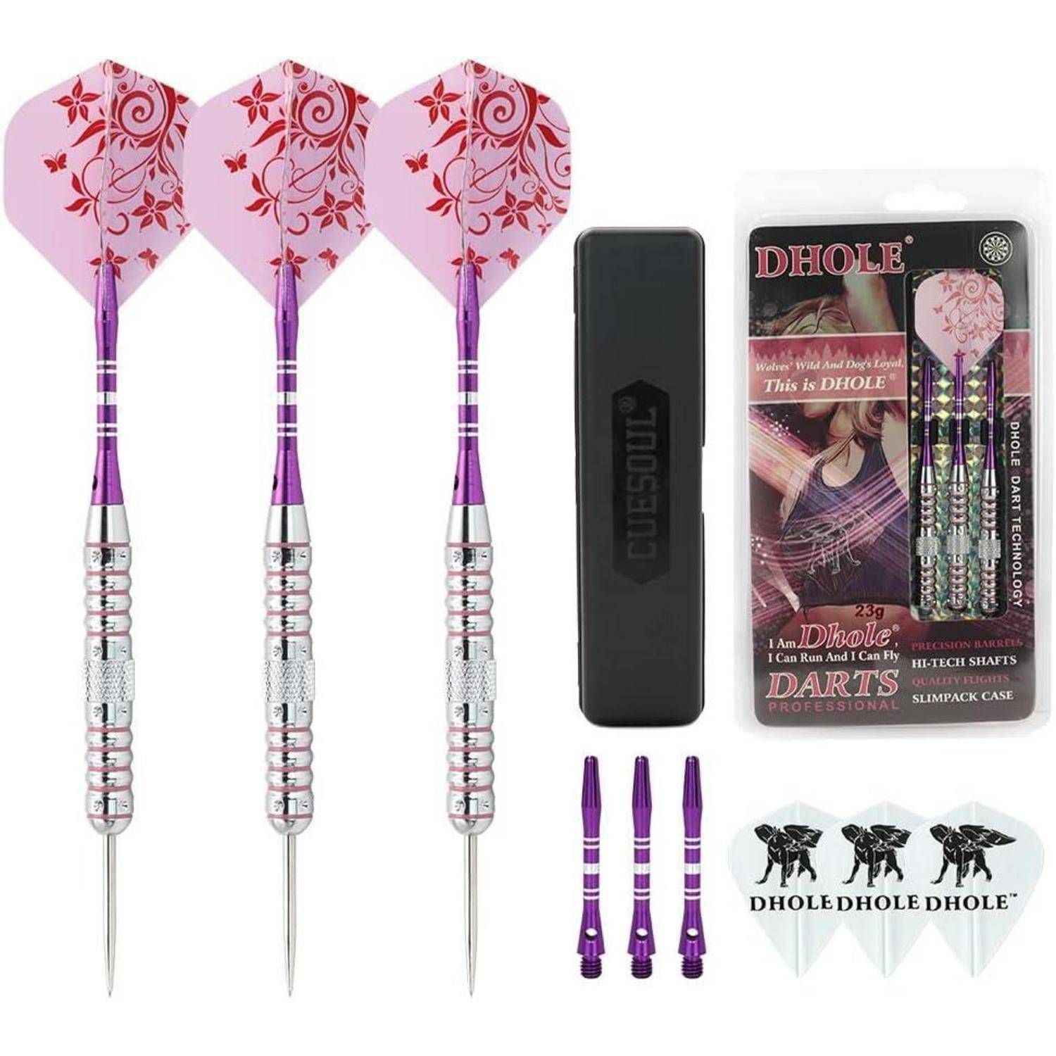 Dreier-Set rosa und silberner Dartpfeile mit zusätzlichem Zubehör, einschließlich Schäften, Flights und einer Tragetasche. Die Verpackung enthält Markendetails.