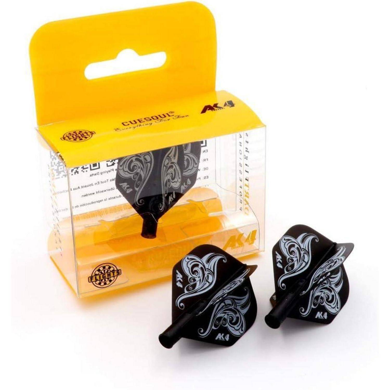 Zwei Sätze dekorative schwarze und weiße Dartflights werden vor einer durchsichtigen gelben Kartonverpackung mit Produktbranding präsentiert.