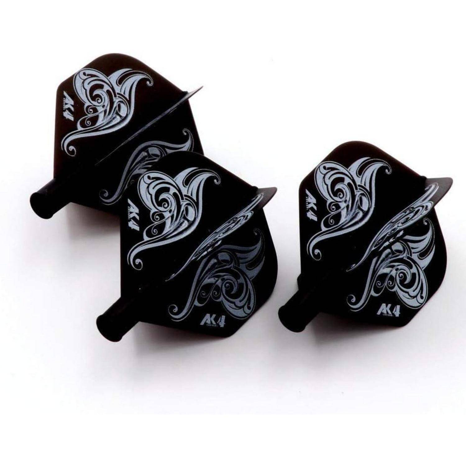 Drei schwarze und graue Dartflights mit komplexen Wirbel-Designs, beschriftet mit 'AK4'.