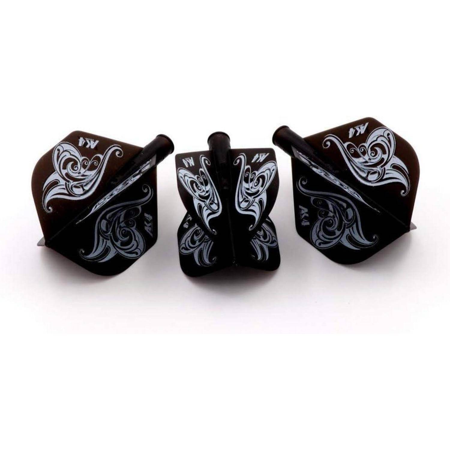 Schwarze Dartflights mit weißen, kunstvollen Tribal-Designs, in einer Reihe gegen einen weißen Hintergrund angeordnet.