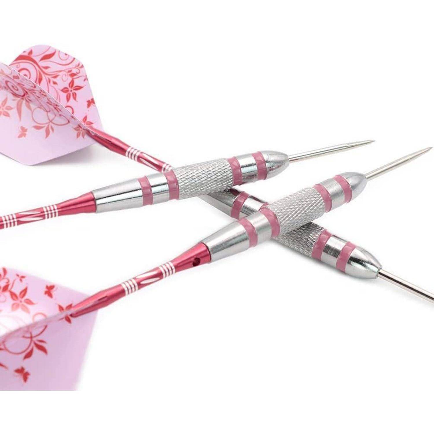 Drei rosa und silberne Pfeile mit blumenmusterten Flights sind vor einem weißen Hintergrund gekreuzt, wobei ihr schlankes, metallisches Design zur Geltung kommt.