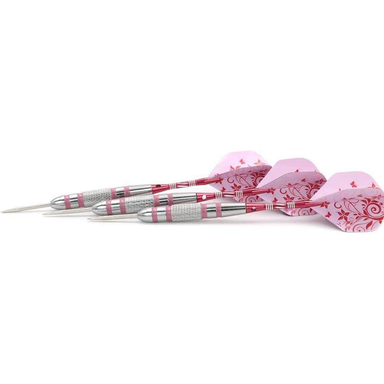 Drei pinkfarbene und silberne Dartpfeile mit kunstvollen Mustern auf den Flights sind nebeneinander angeordnet und unterstreichen ihr elegantes Design.