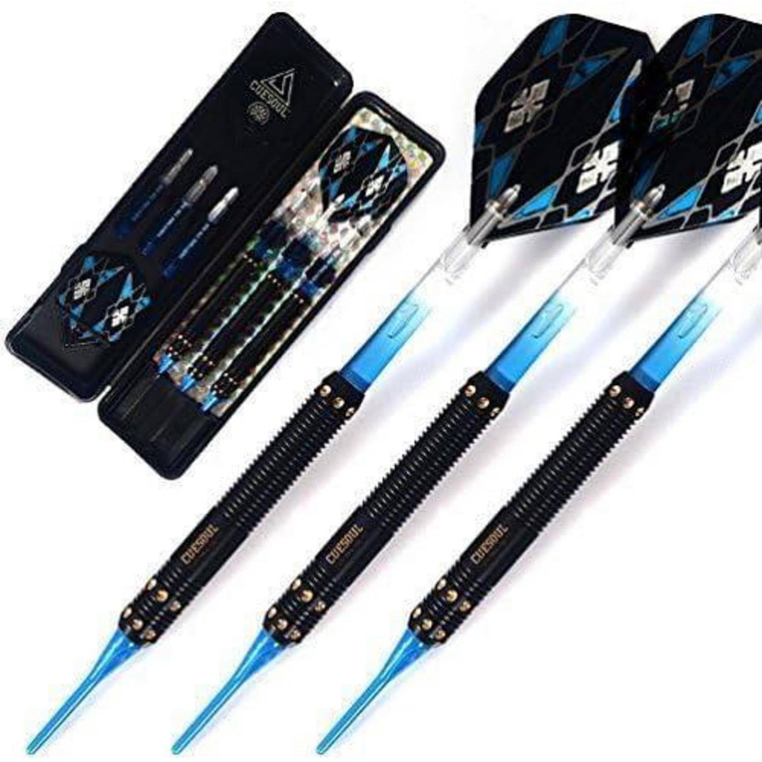 Drei schwarze und blaue Dartpfeile mit metallfarbenen schwarzen Läufen und blauen Flügeln, präsentiert mit einer Tragetasche, die zusätzliche Dartpfeile enthält.