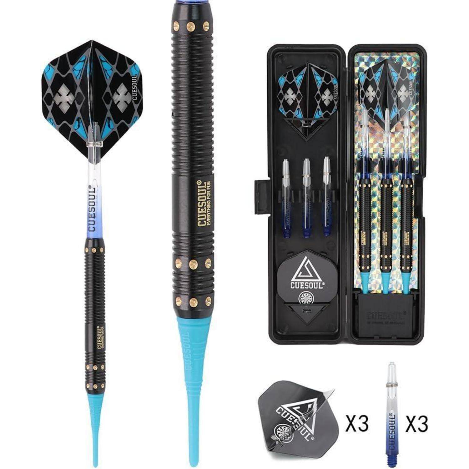 Dartset mit drei blau gespitzten Dartpfeilen, einer schwarz-blauen Tragetasche, zusätzlichen Flights und Schäften. Cuesoul-Branding sichtbar.