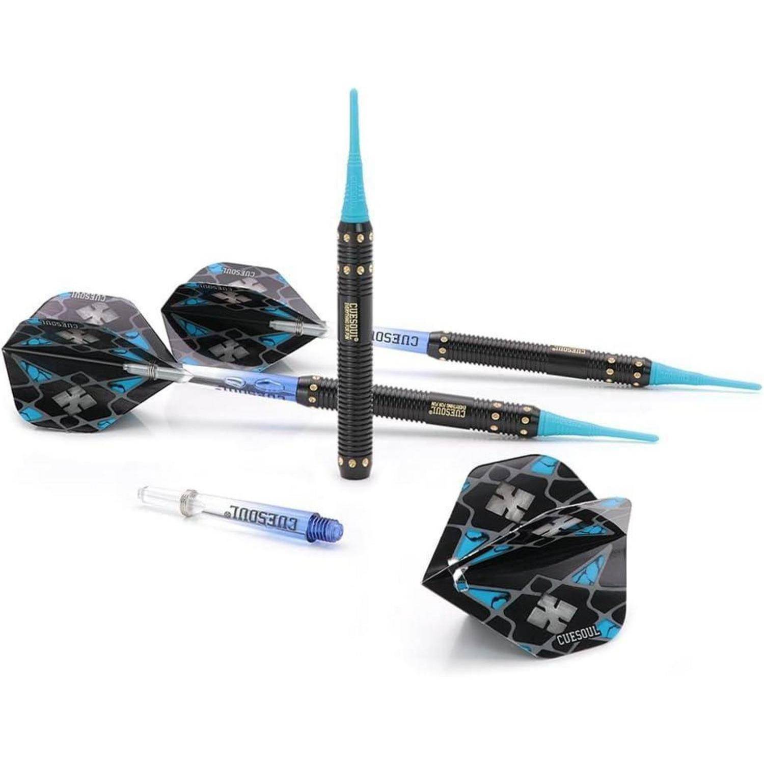 Ein Set aus drei Dartpfeilen mit schwarzen und blauen Flügeln, die auf einer weißen Oberfläche liegen. Ein Dart ist teilweise montiert und zeigt verschiedene Komponenten.
