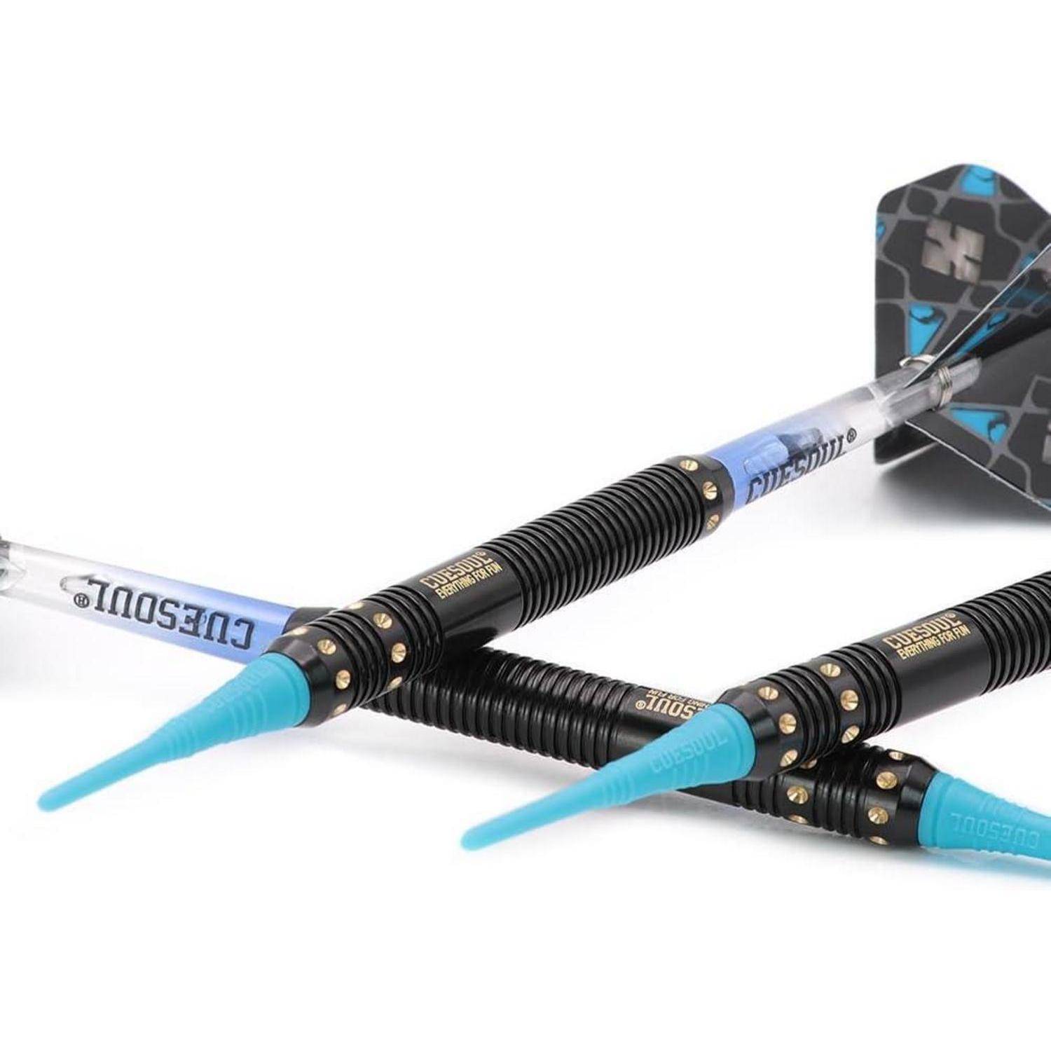 Dartpfeile, die auf einer weißen Oberfläche liegen und schwarze Läufe mit blauen Flights aufweisen. Die Marke 'Cuedol' ist auf den Schäften der Dartpfeile sichtbar.